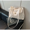 Bolso tote de cuero sintético crema con lazo de encaje y cierre dorado elegante - Blanco