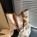 Grande borsa shopper crema con stampa a orsetto e ciondolo a forma di coniglio - Marrone con Pendente