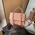 Rosafarbene Umhängetasche im britischen Stil mit Griff und goldenem Fashion-Schriftzug - Ohne Anhänger / Rosa