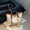 Borsa tote bianca stampata con manici marroni e ciondolo a forma di coniglio - Cachi Con Pendente