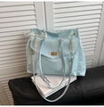 Bolso tote azul claro de cuero sintético con lazo de encaje blanco y hebilla dorada - Azul