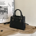 Bolso tote negro clásico con lazo, herrajes dorados y correa ajustable - Negro