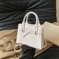 Bolso bandolera blanco clásico con lazo decorativo y detalles metálicos dorados - Blanco