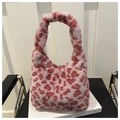 Détail de la texture en fausse fourrure léopard rose du sac hobo avec poignée en peluche - Rose