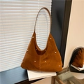 Braune Wildleder Hobo-Tasche mit goldenen Nieten und Leder-Schultergurt-Details - Braun