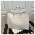 Dettaglio della borsa tote in ecopelle coccodrillo bianco panna con fibbie argento - Bianco