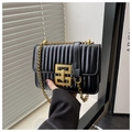 Dettaglio borsa trapuntata nera con chiusura geometrica oro opaco e tracolla catena - Nero