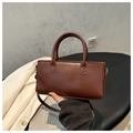 Detalle de bolso de cuero marrón oscuro con relieve FASHION y ganchos metálicos plateados - Marrón Oscuro