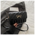 Schwarze gesteppte Ledertasche mit goldener Schleife und verstellbarem Schulterriemen - Schwarz