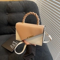 Schicke beige-cremefarbene Umhängetasche mit geflochtenem Griff und Goldmetall-Detail - Khaki