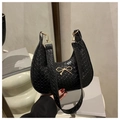 Dettaglio borsa hobo nera con trama intrecciata e fibbia a fiocco in metallo dorato - Nero