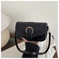Bolso bandolera minimalista en cuero negro brillante con detalle de hebilla de metal dorado - Negro