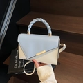 Umhängetasche in Blau und Beige mit geflochtenem Griff und goldener Metallschnalle - Blau