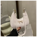 Dettaglio borsa hobo bianca a trama intrecciata con fibbia in metallo dorato - Bianco