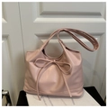 Detalle de un bolso tote rosa de piel encerada con lazo decorativo y costuras de calidad - Rosa