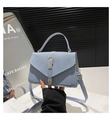Detail der hellblauen Handtasche in Denim-Optik mit goldener Schnalle und Umhängeriemen - Blau