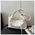 Elegante bolso tote de cuero encerado blanco con lazo decorativo y asas minimalistas - Blanco