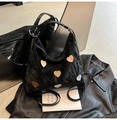 Borsa hobo nera in pelle stropicciata con toppe a cuore colorate e manico superiore - Nero