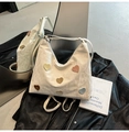 Borsa hobo bianco crema con patch a cuore colorati in pelle su una giacca di pelle nera - Bianco