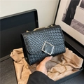 Schicke schwarze Tasche mit Webstruktur, goldener Kette und quadratischem Schloss - Schwarz