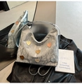 Borsa hobo plissettata argento con toppe a cuore colorate su pelle nera elegante - Argento