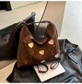 Borsa hobo marrone a pieghe con toppe a cuore colorate e tracolla sottile alla moda - caffè