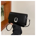 Borsa a tracolla minimalista in ecopelle nera con fibbia ovale argento vintage - Nero