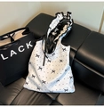 Borsa tote in tela a pois neri con fiocco decorativo e tracolla con arricciatura - Bianco con Fiocco