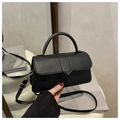 Sac à bandoulière minimaliste en similicuir noir avec poignée supérieure et rabat - Noir
