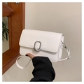 Dettaglio borsa a tracolla in pelle bianca con fibbia magnetica ovale in metallo argento - Bianco