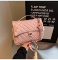 Detail der rosa gesteppten Handtasche mit goldenem Drehverschluss und Seidenschal-Dekor - Rosa (Mit Anhänger)