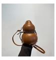 Détail d'un sac bandoulière en cuir marron en forme de gourde avec cordelette décorative - Marron