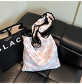 Borsa tote chic con motivo floreale a rose rosa su tessuto bianco e manici neri - Fiore Bianco