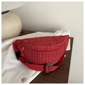Vue détaillée du sac banane en tweed rouge avec fil doré brillant et sangle en nylon - Rouge