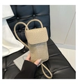 Detailopname van beige telefoontasje met geweven textuur en klepsluiting voor dames - Khaki