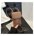 Detail van de bruine geweven textuur en klepsluiting van een stijlvolle crossbody tas dames - Bruin