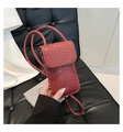 Detailopname van de rode geweven textuur op een verticale mini-crossbodytas voor dames - Rood