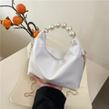 Schicke weiße Halbmond-Handtasche mit elegantem Perlengriff und goldener Kette - Weiß