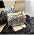 Silberne gesteppte Tragetasche mit Metallic-Finish und Anhänger auf schwarzem Lederhintergrund - Silber (Mit Anhänger)