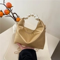 Champagnerfarbene Hobo-Tasche mit Perlengriff und Metallkette für vielseitiges Tragen - Gold