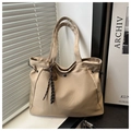 Detalle del bolso tote grande beige con cordones ajustables y colgante de anillo metálico - Con Colgante / Caqui