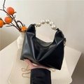 Minimalistische schwarze Kissentasche mit großem Perlenriff und goldener Kette - Schwarz