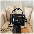 Borsa a tracolla nera lucida alla moda con logo dorato e manico superiore - Nero