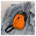 Nahaufnahme der orangefarbenen Umhängetasche mit Kordelzug auf einer Jeansjacke - Orange