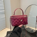 Elegante weinrote Stepptasche in Boxform mit Kamelien-Beschlag und Goldkette - Rot