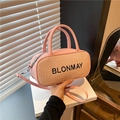Rosa Zylinder-Handtasche mit Webpanel und schwarzer Buchstabenstickerei für den Sommer - Rosa