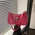 Magenta Schultertasche mit Schleifenstruktur aus PU-Leder und silberner Metallschnalle - Rosenrosa