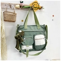 Borsa tote in nylon verde oliva con tasche multiple e ciondolo a forma di rana - Verde con ciondolo