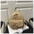 Detail van beige corduroy mini-rugzak met smiley-print en een zachte pluche hanger - Khaki