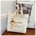 Borsa tote in tela bianco sporco con scritta nera e ciondolo a forma di orsetto di peluche - Con ciondolo / Bianco Sporco con Pendente